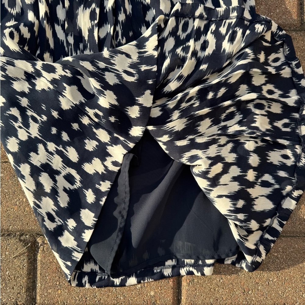 Elegant Blue and White Patterned Dress - Picture 2 of 5